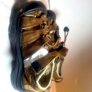 Keen sandals toddler boys Sz13 Preowned, clean .